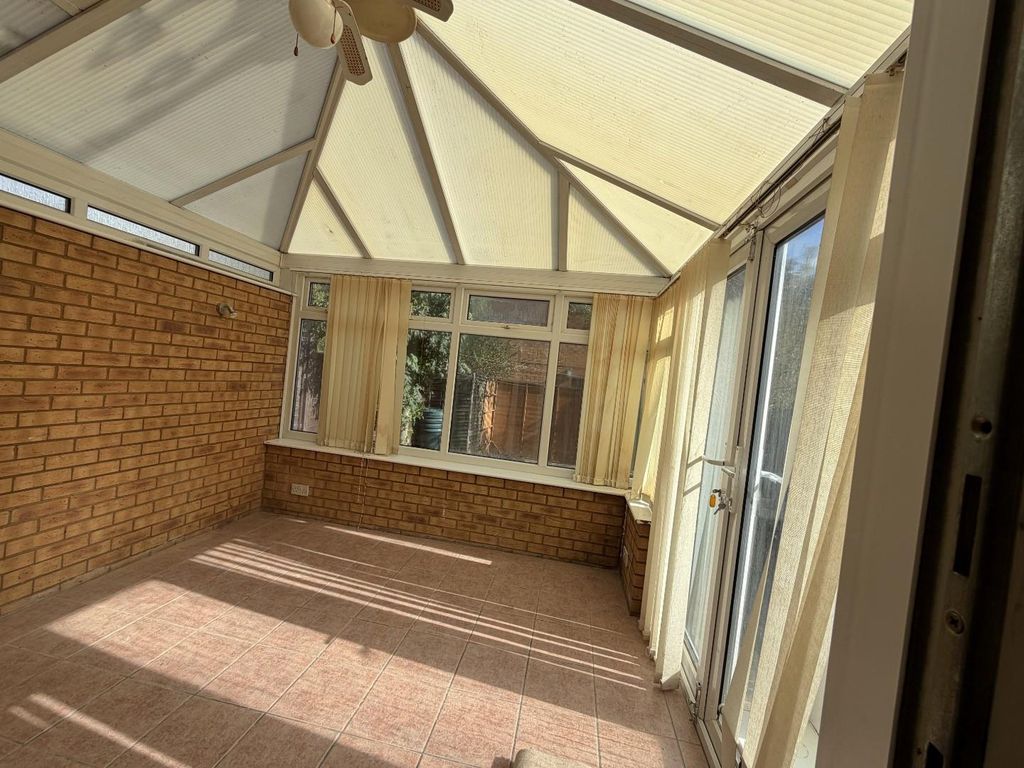 Property photo 3 of 9 Conservatory.Jpg