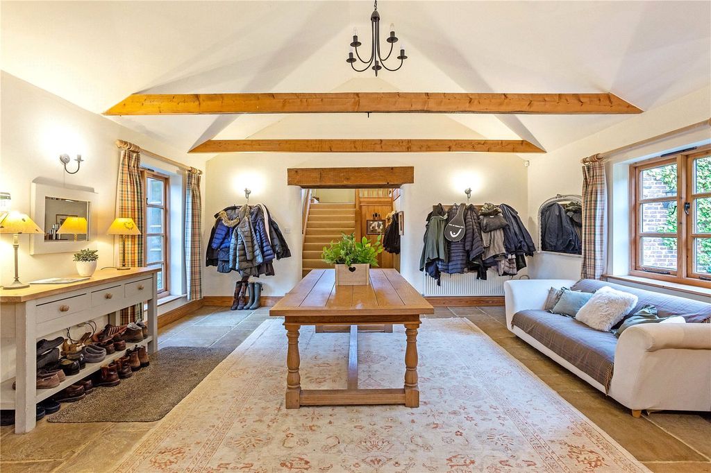 Property photo 3 of 19 Entrance Hall