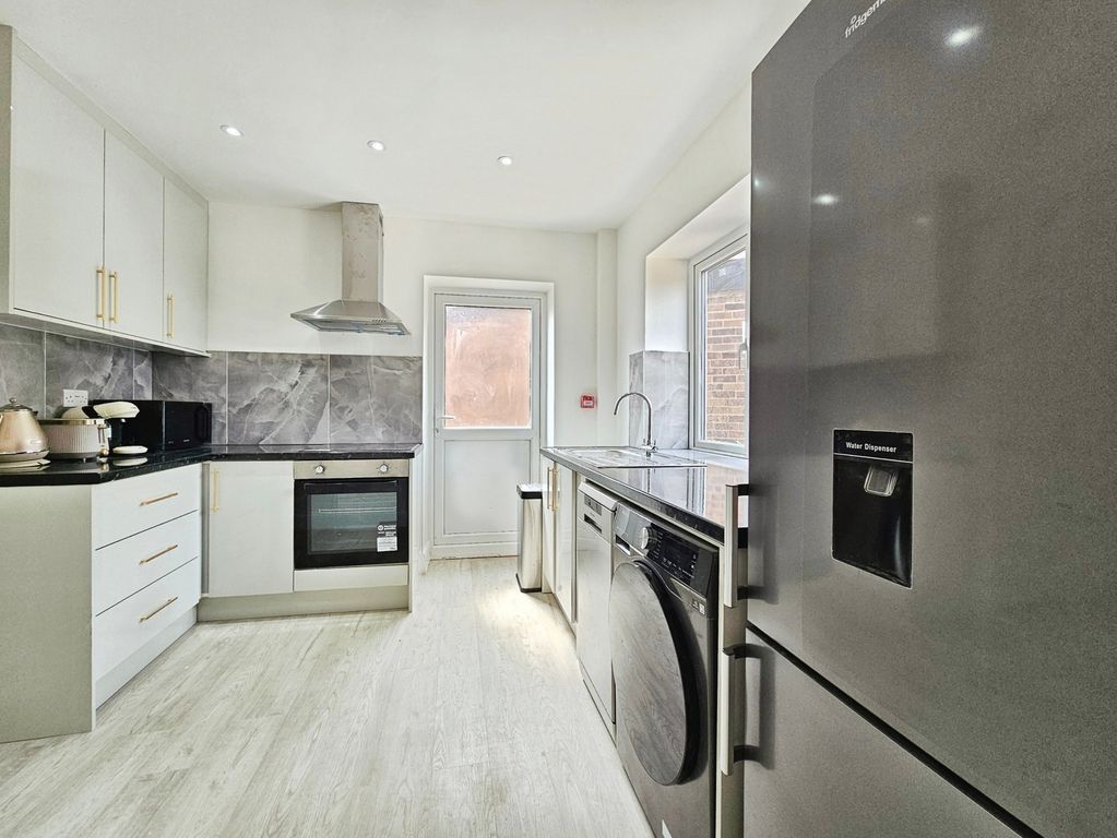 Property photo 2 of 5 Kitchen