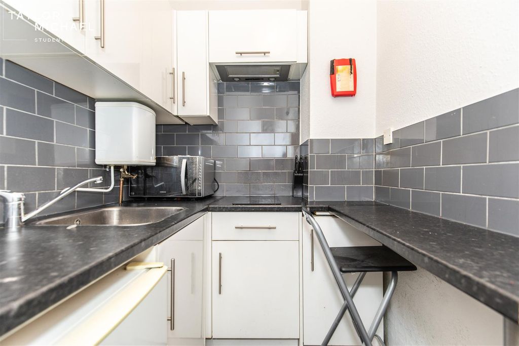 Property photo 3 of 9 Kitchen