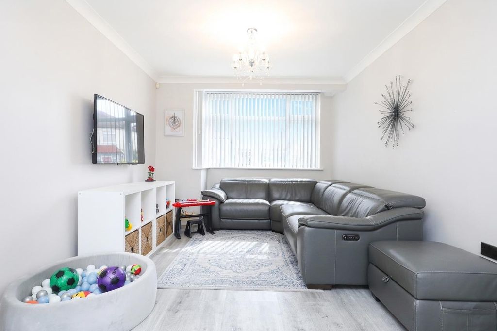 Property photo 3 of 15 Lounge