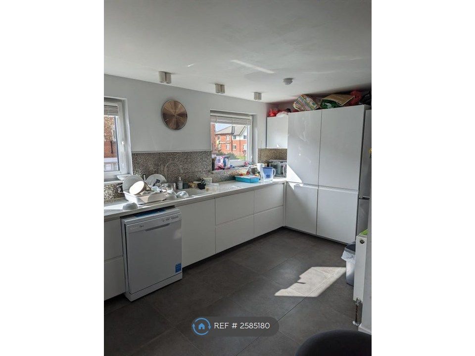 Property photo 1 of 9 Modern Kitchen