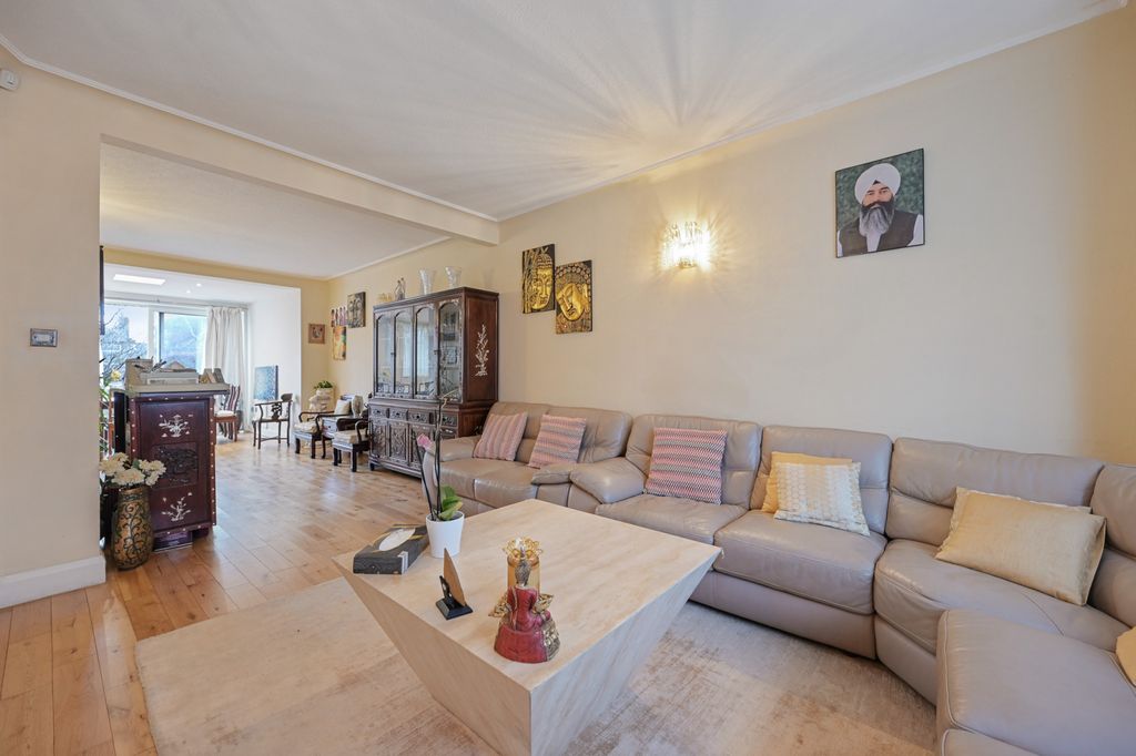 Property photo 3 of 16 Reception