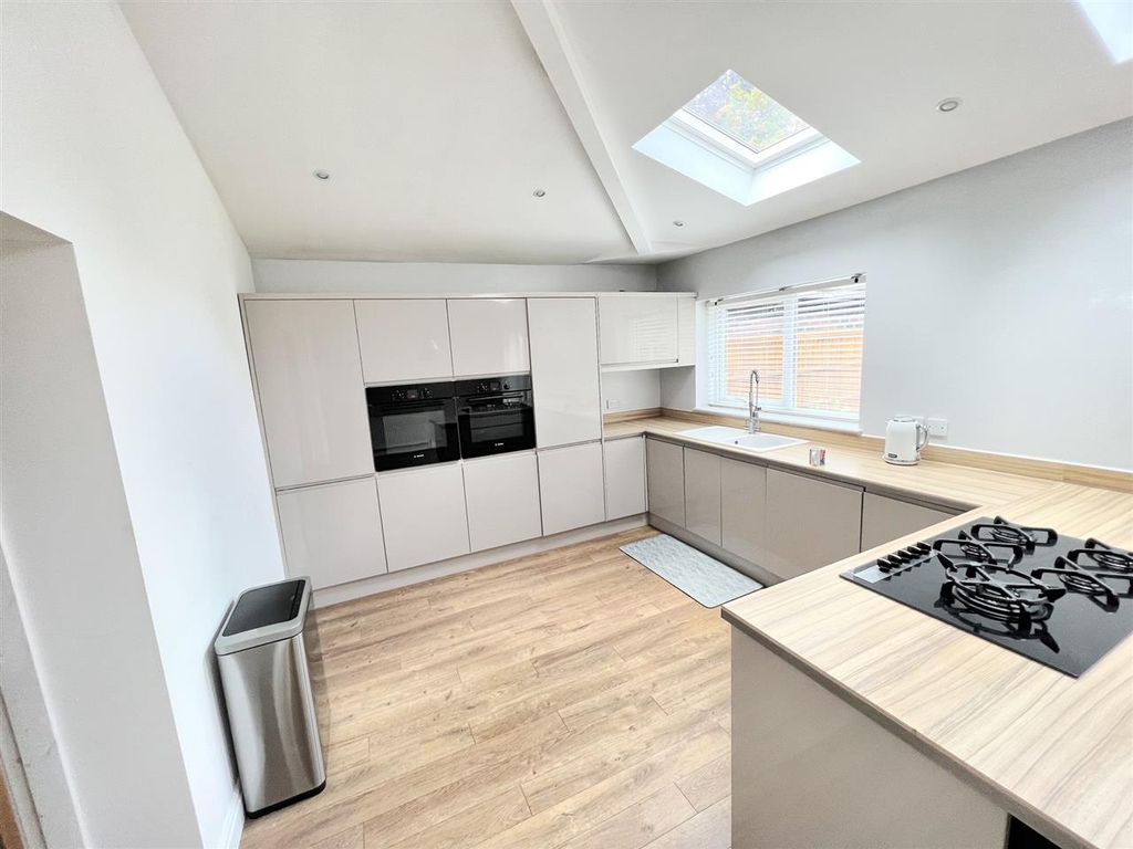Property photo 3 of 8 Kitchen/Diner
