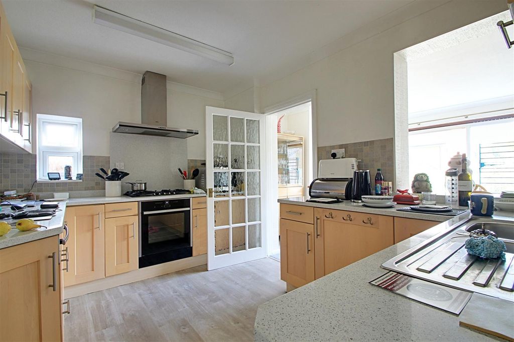 Property photo 3 of 19 Kitchen.Jpg