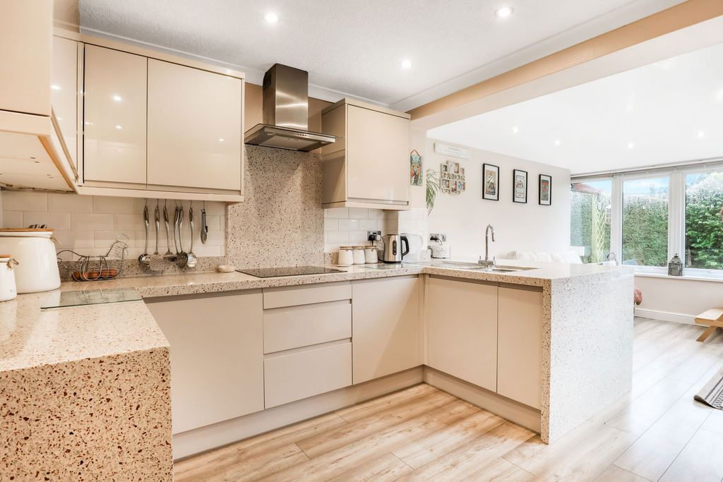 Property photo 2 of 28