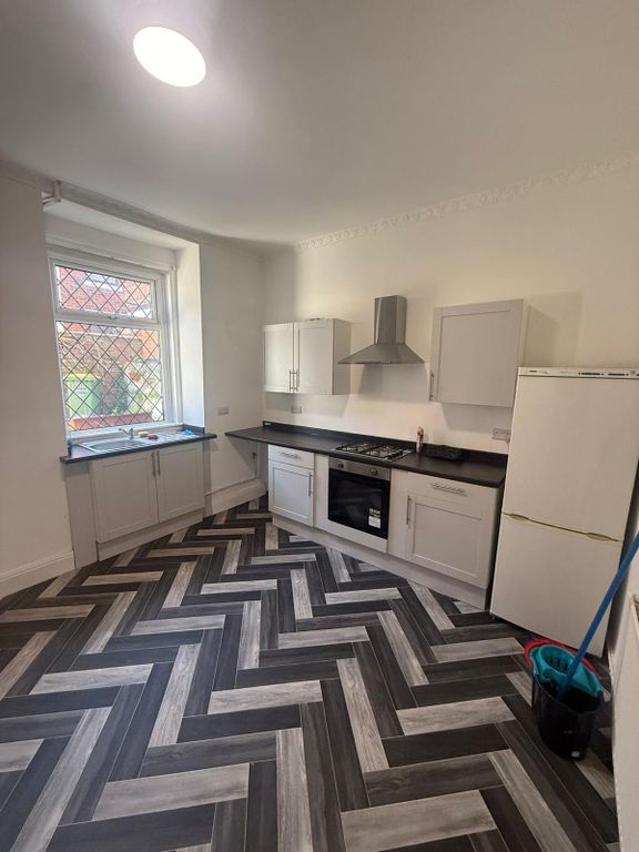 Property photo 3 of 6 Kitchen