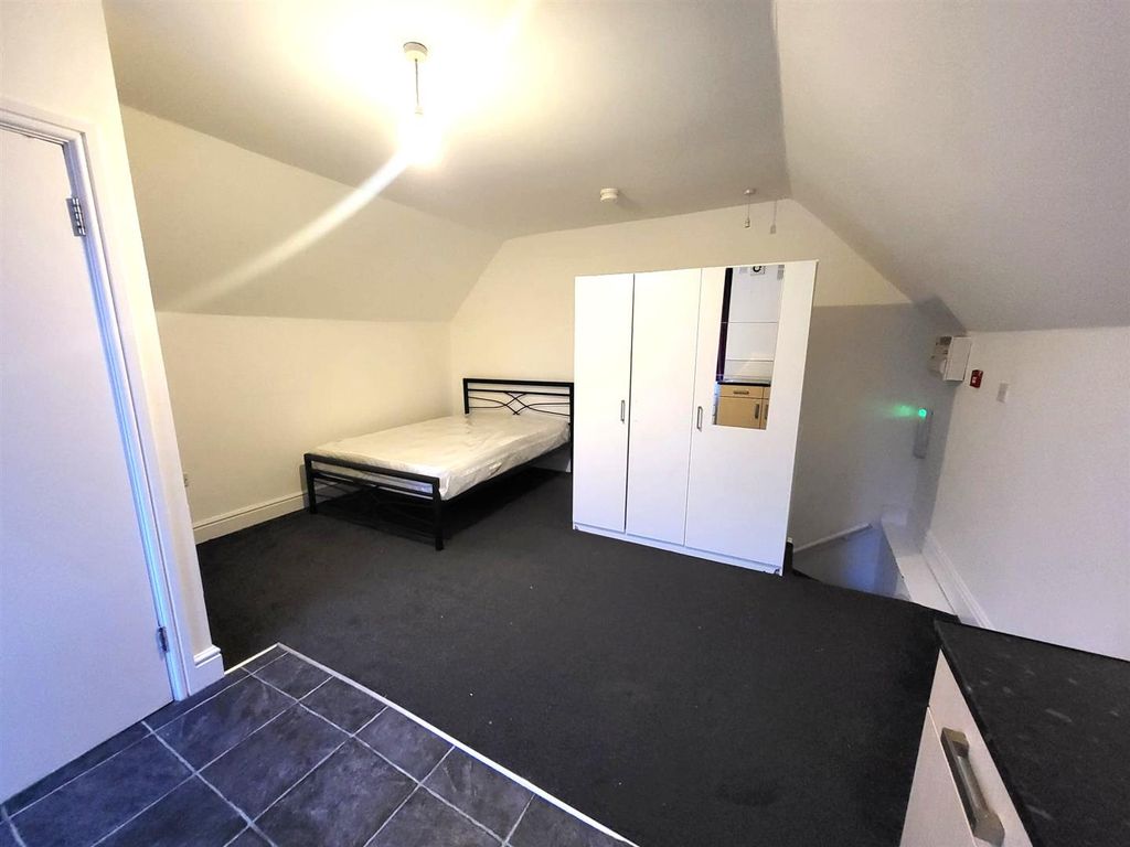 Property photo 3 of 8 Stusio Pic 2