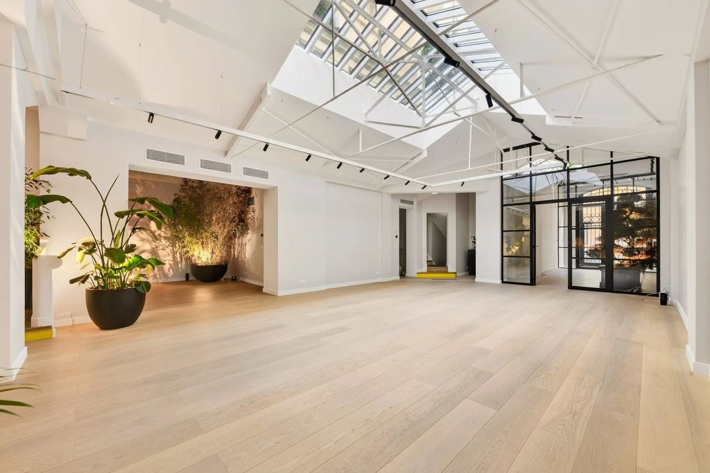 Property photo 1 of 17 766 m² Private Mansion — Mixed Use, Fully Renovated With Lift