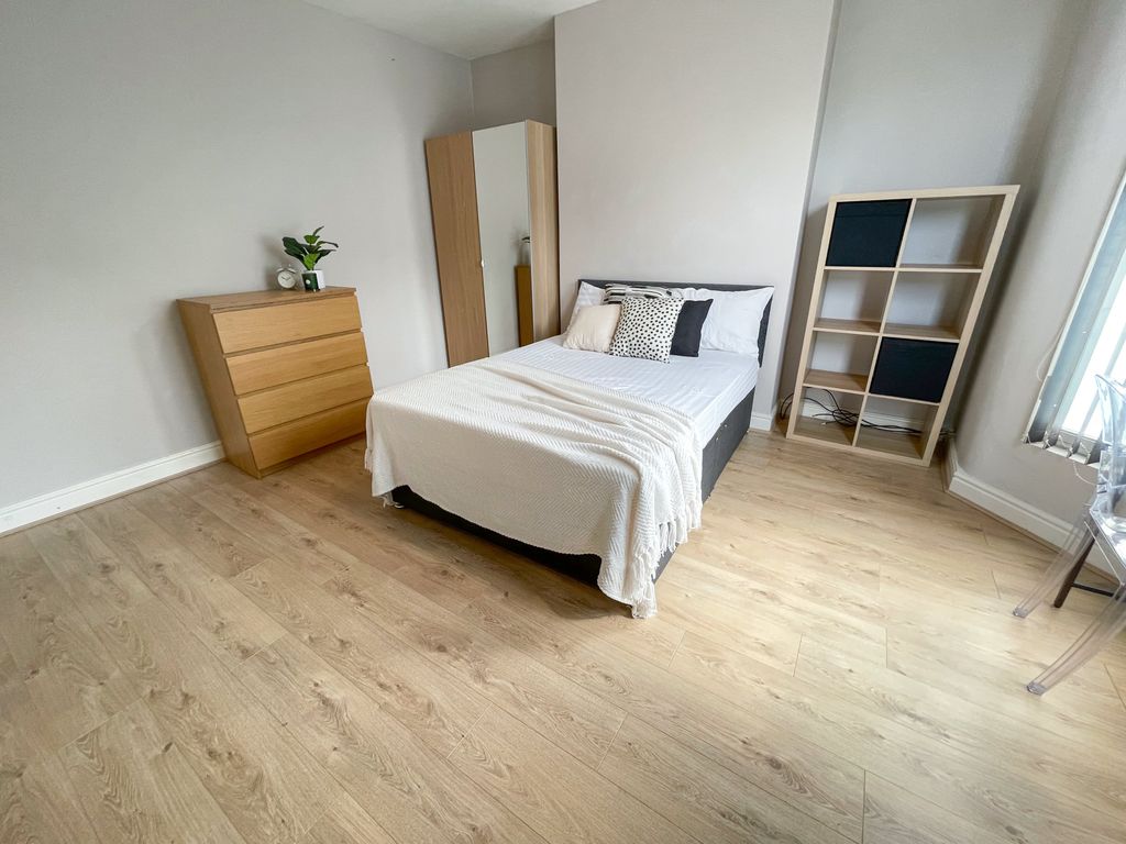 Property photo 1 of 9 91 Gainsborough7