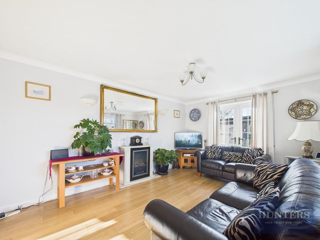 Property photo 3 of 18 Living Room