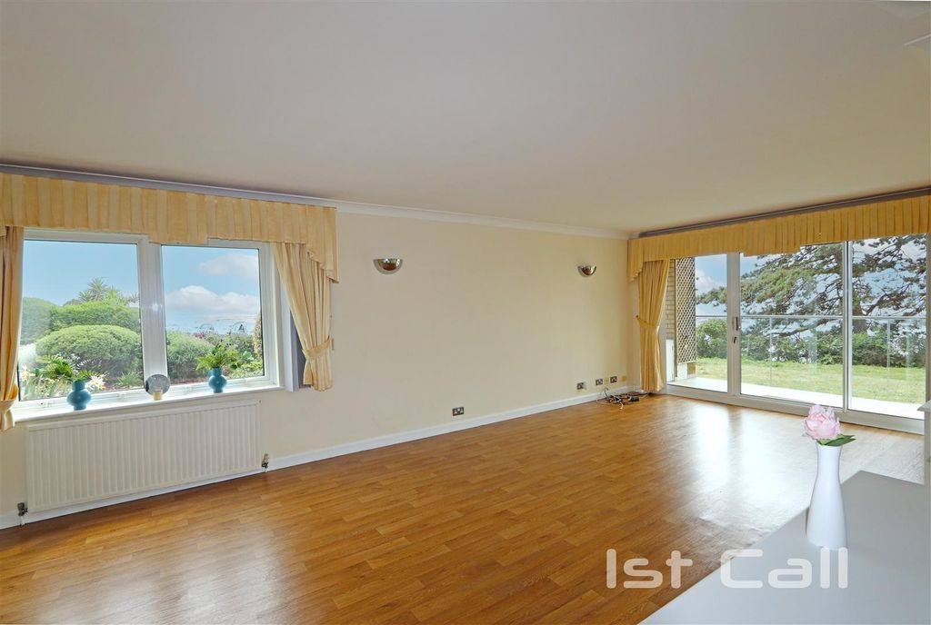 Property photo 3 of 18 Living.Jpg