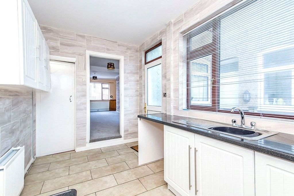 Property photo 3 of 12 Fitted Kitchen