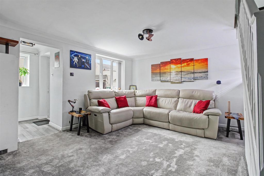 Property photo 2 of 16 Lounge