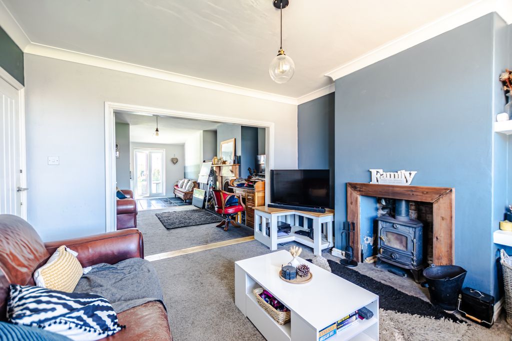 Property photo 3 of 22 Living2