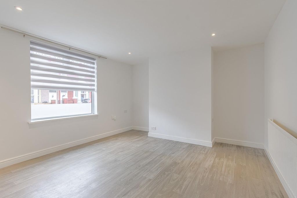 Property photo 2 of 21 Living Room