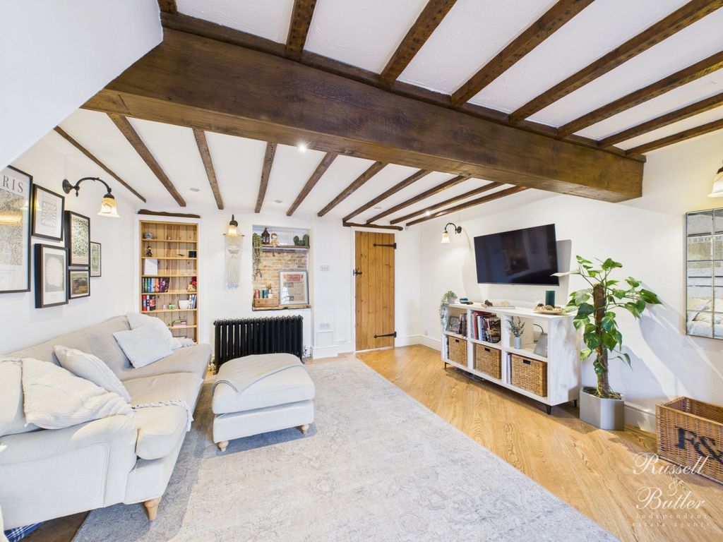 Property photo 2 of 21 Cam01995G0-Pr0405-Still006