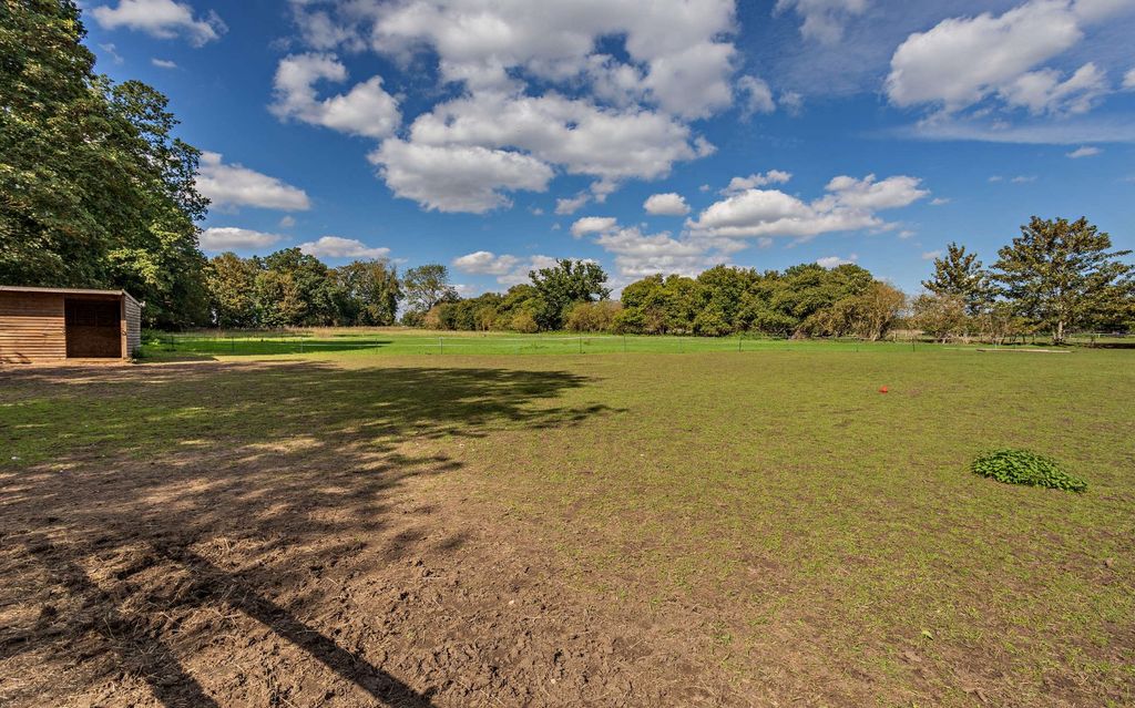 Property photo 2 of 27 Paddock