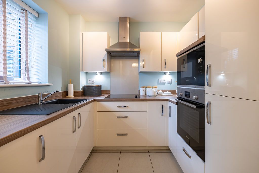 Property photo 3 of 19 Kitchen