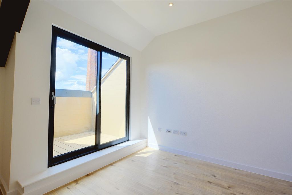 Property photo 2 of 16 Kitchen Lounge (4).Jpg