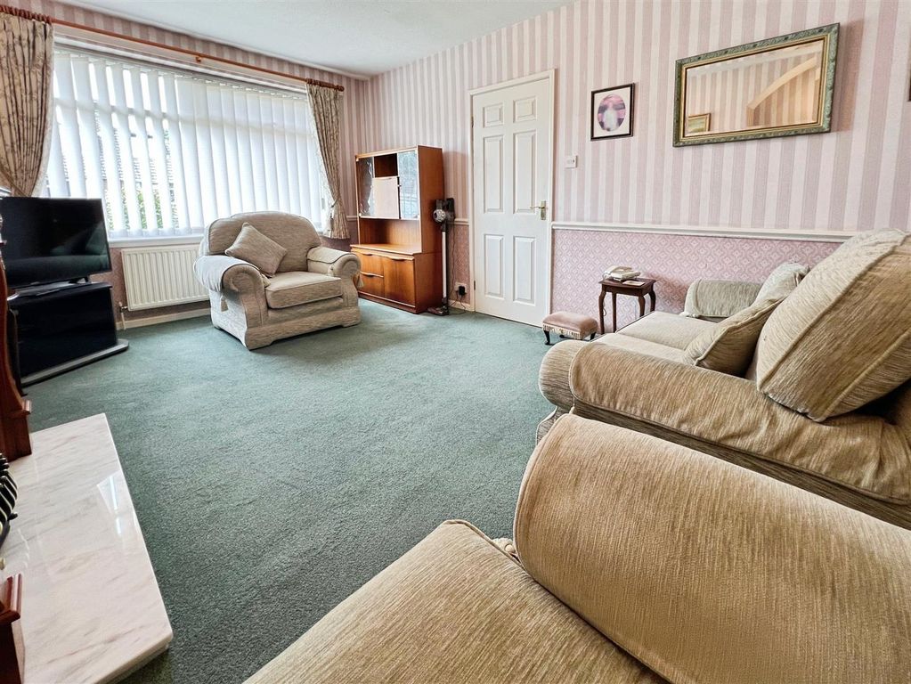 Property photo 3 of 19 Lounge