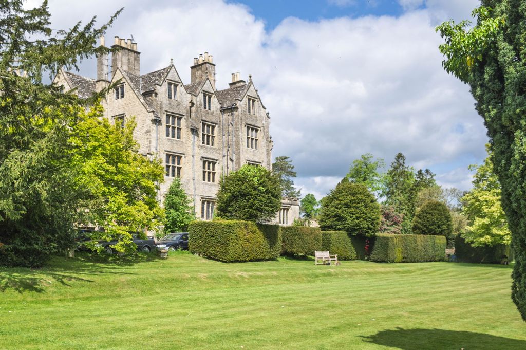 Property photo 1 of 35 Shipton Court