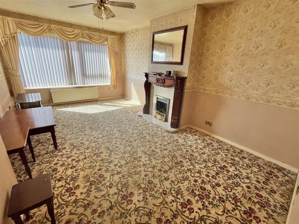 Property photo 3 of 14 Lounge