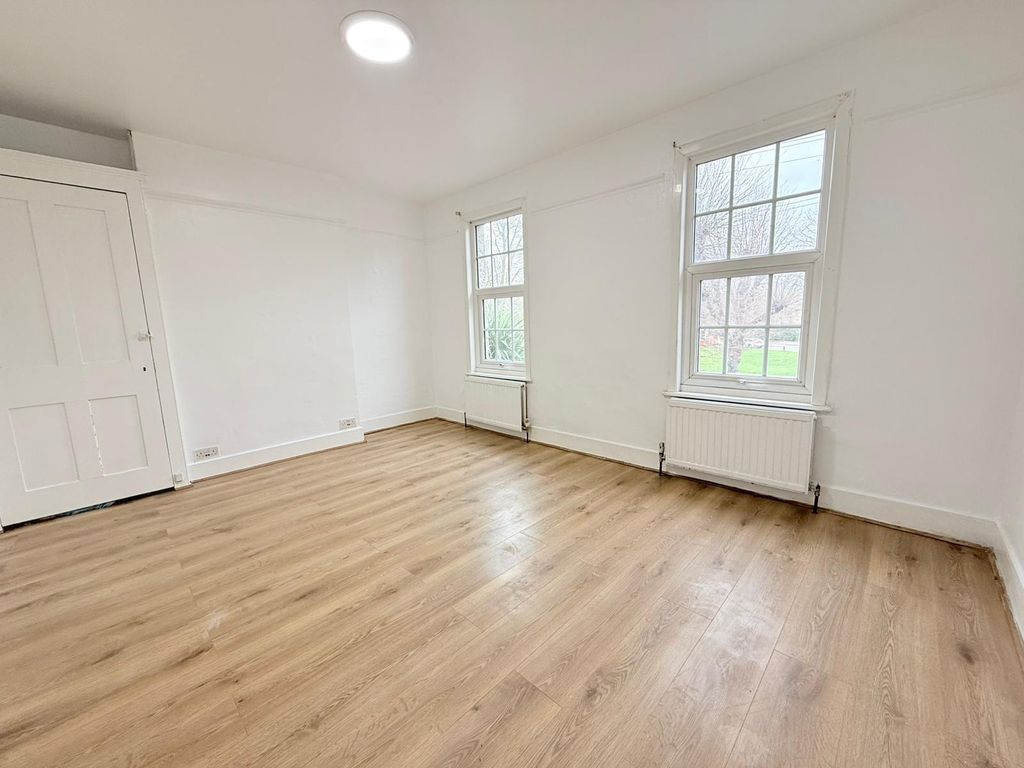 Property photo 1 of 12 Three Bedroom House Close To King Georges Hospital - Â£2350