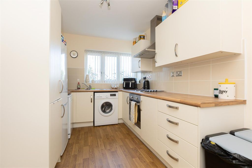 Property photo 3 of 12 Kitchen