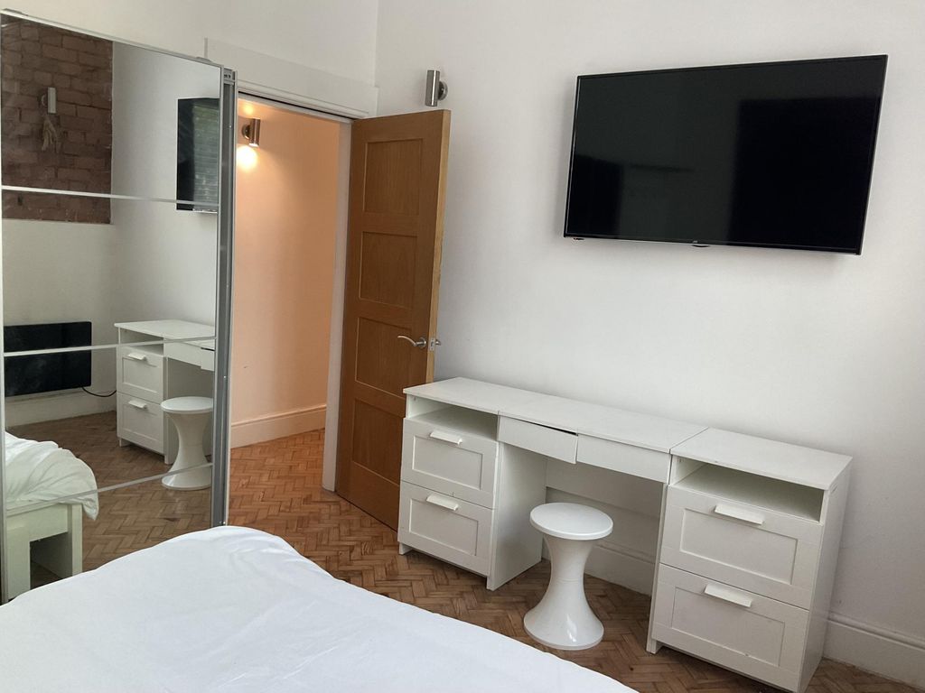 Property photo 3 of 11 Bright And Tidy Double Bedroom Featuring A Large m...