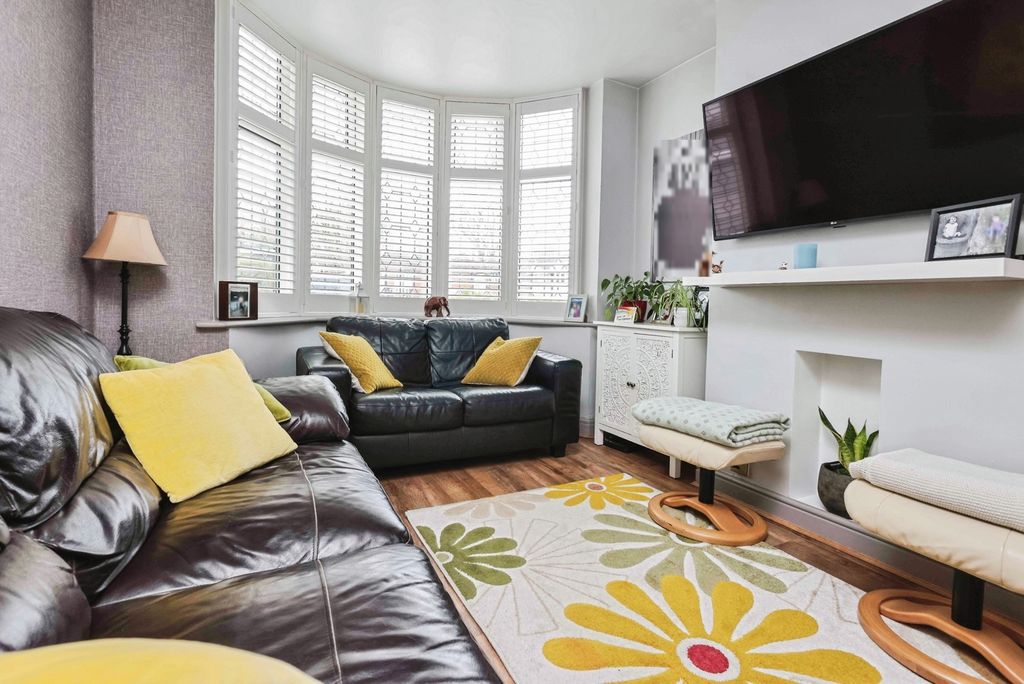 Property photo 2 of 17 Living Room