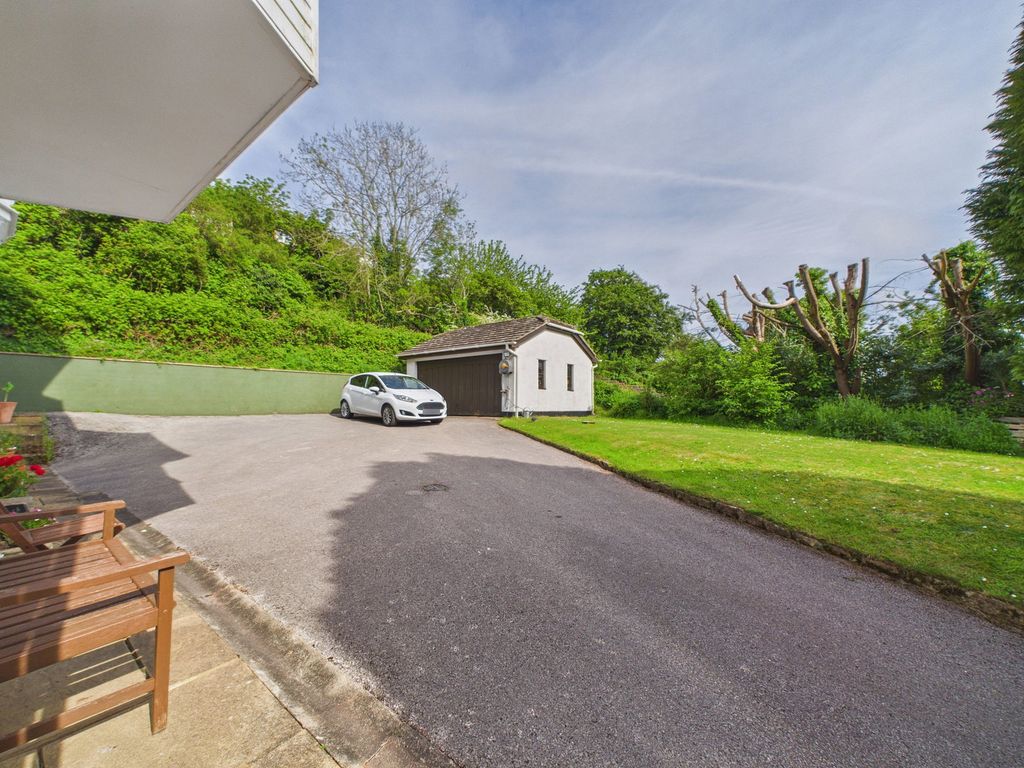 Property photo 2 of 31