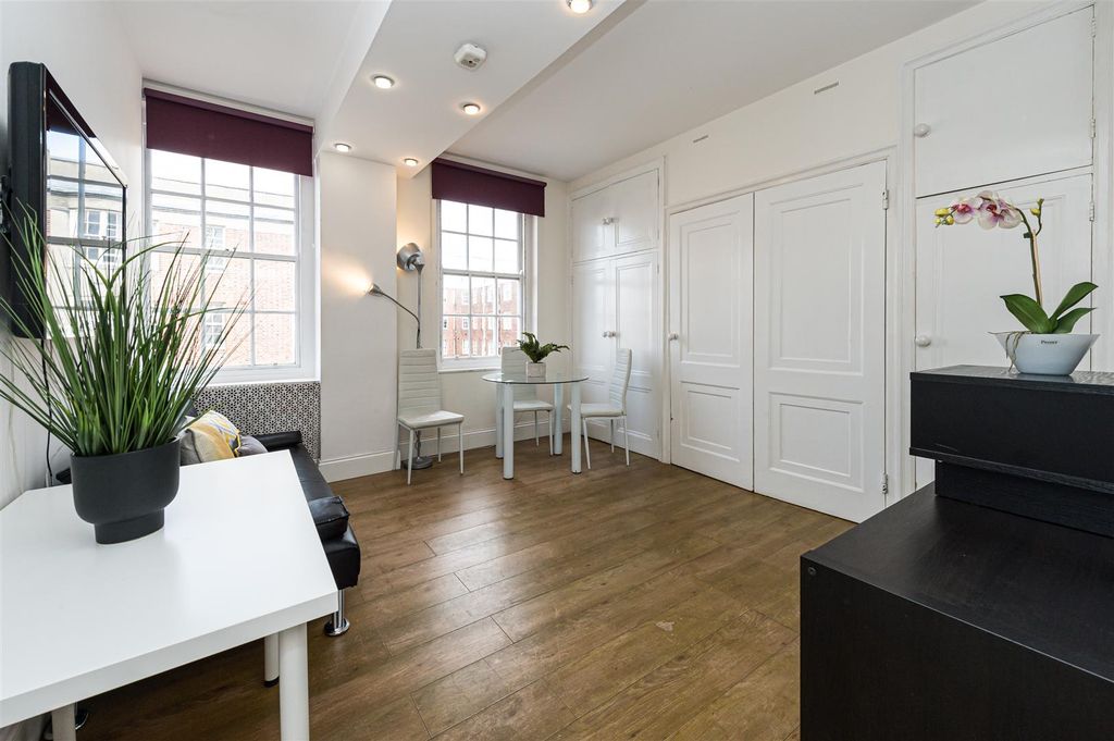 Property photo 2 of 8 Queen's Court 105A-001.Jpg