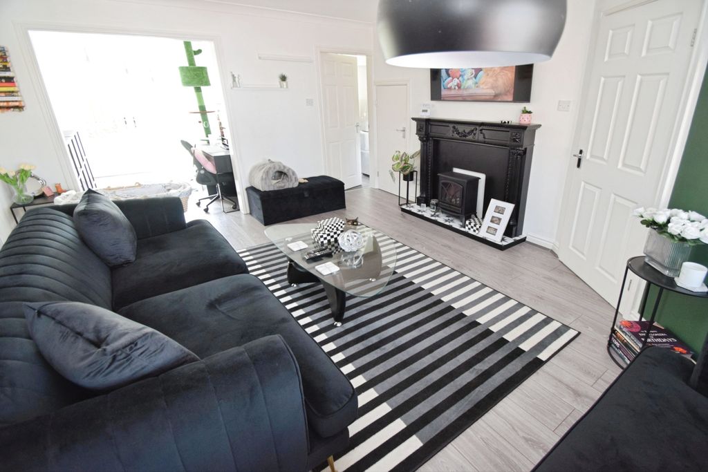 Property photo 2 of 15 8Acb17ce-Lounge 201