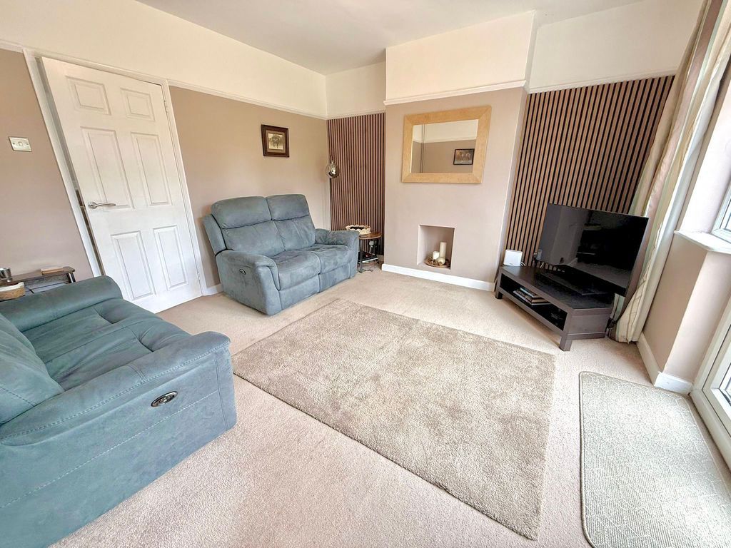 Property photo 3 of 22 Lounge