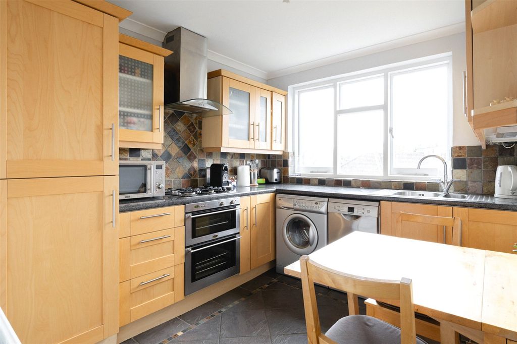 Property photo 3 of 11 Lauriston Road E9