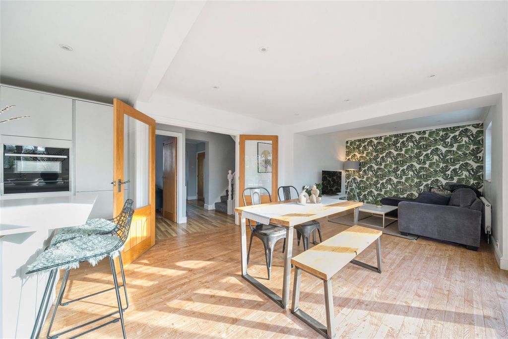 Property photo 2 of 34 Living Diner