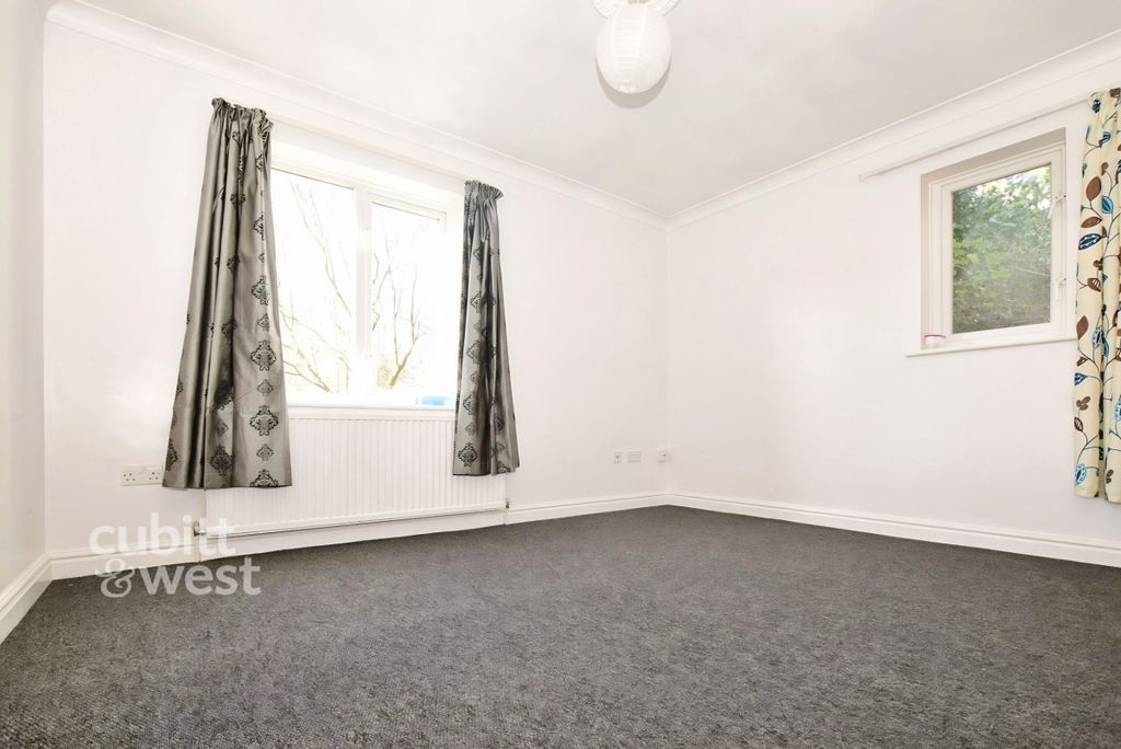 Property photo 2 of 7 c9657d36-Living