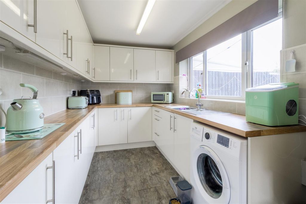 Property photo 3 of 10 Cedar Way - Kitchen1