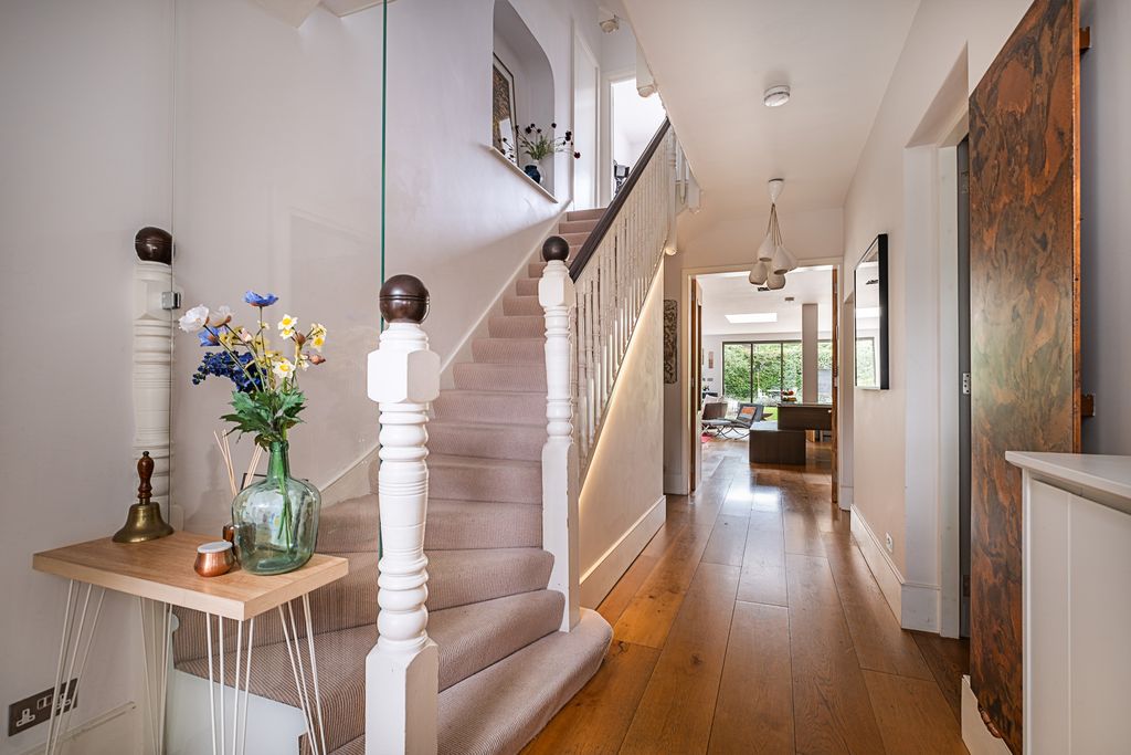 Property photo 2 of 25