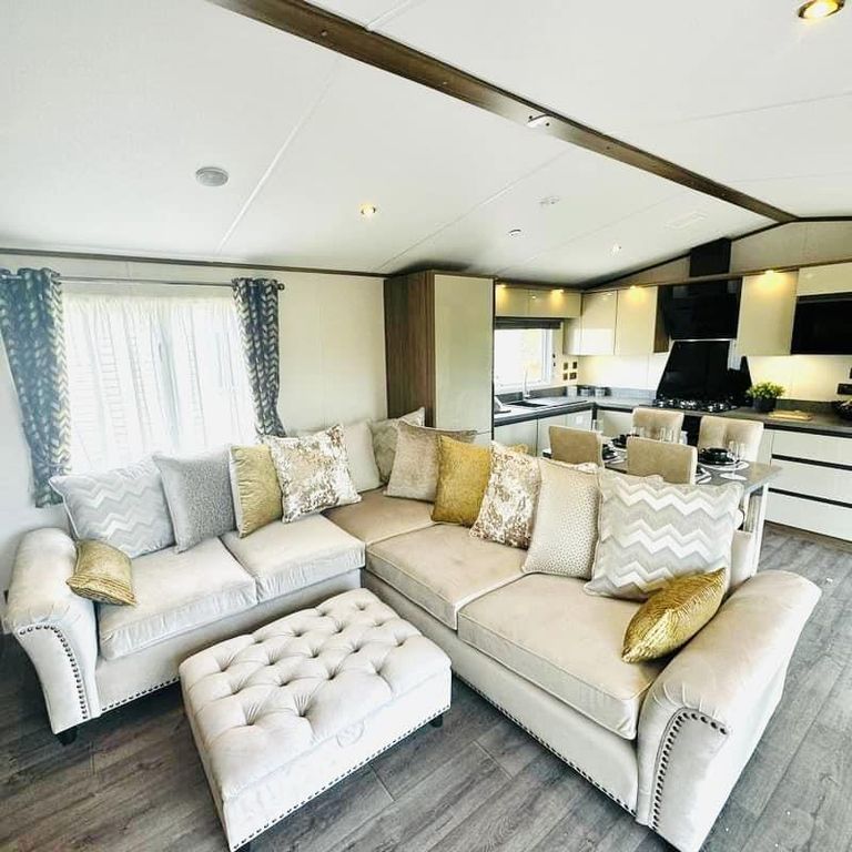 Property photo 2 of 30 Spacious Lounge