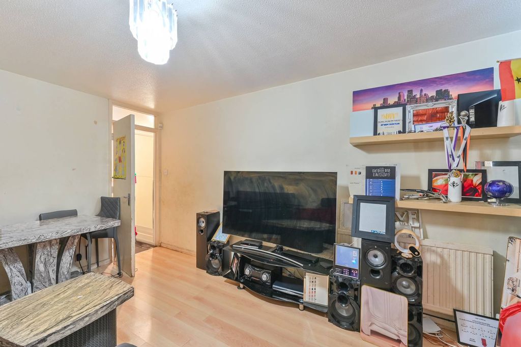 Property photo 3 of 12