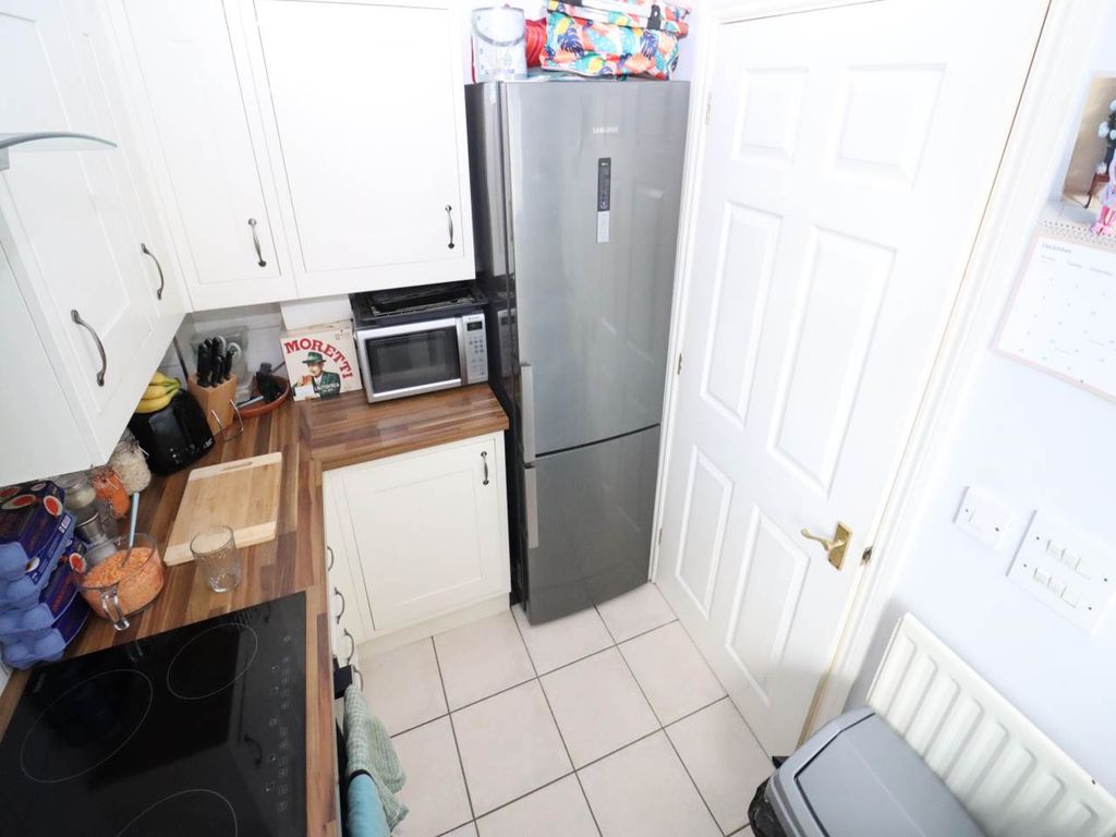 Property photo 3 of 9 Kitchen