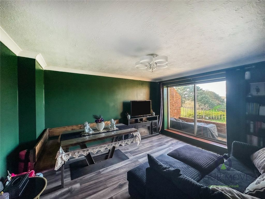 Property photo 2 of 12 Lounge