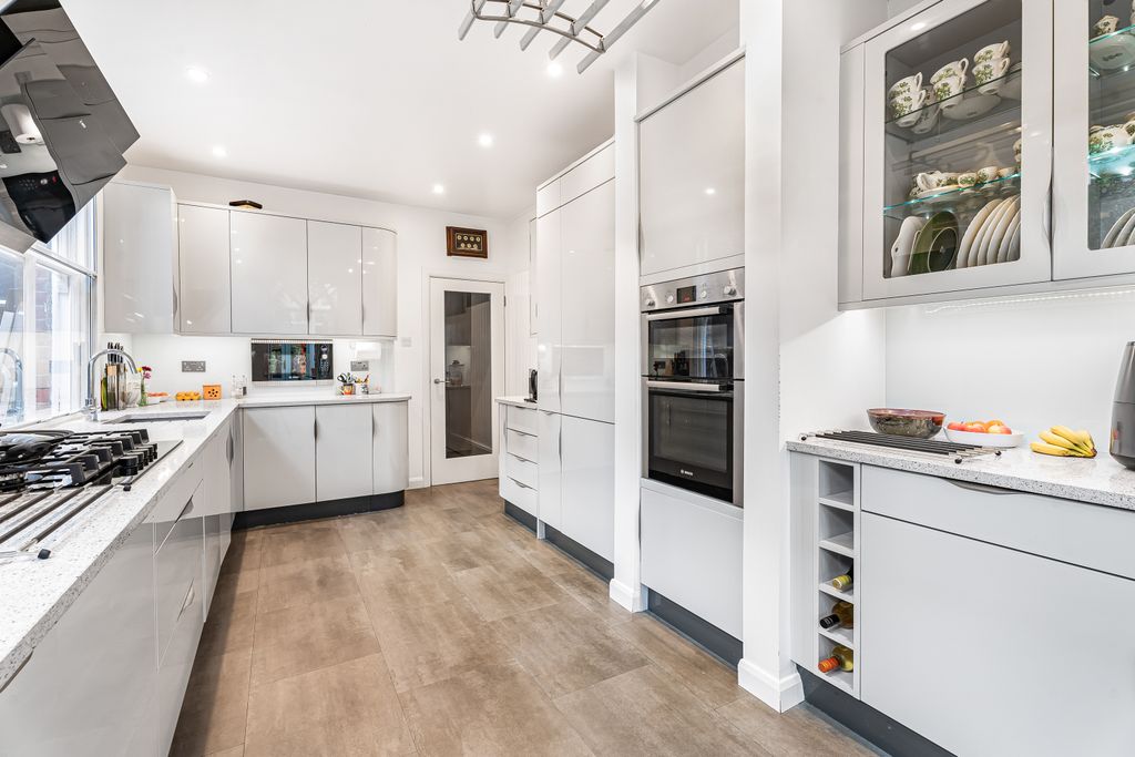 Property photo 3 of 20 Kitchen