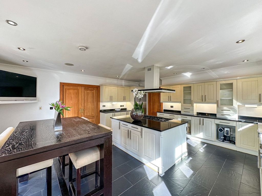 Property photo 3 of 42