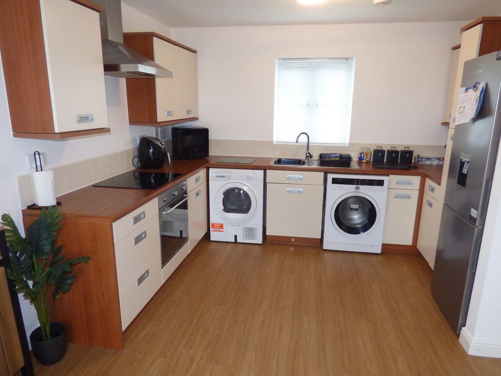 Property photo 3 of 10 Kitchen