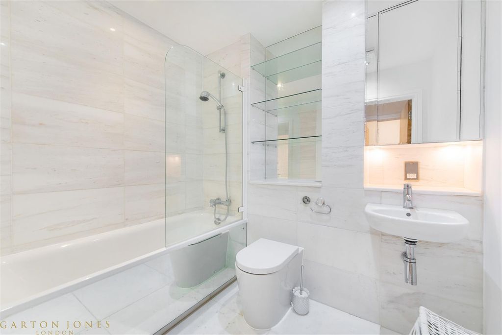 Property photo 3 of 11 Bathroom