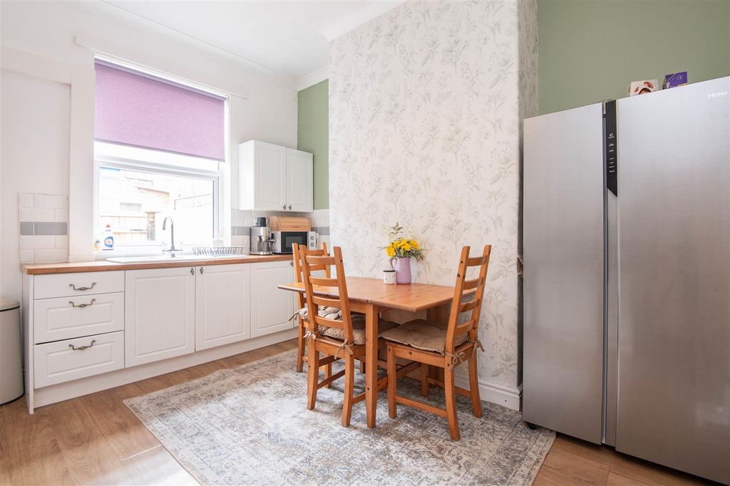 Property photo 3 of 17 Kitchen / Diner