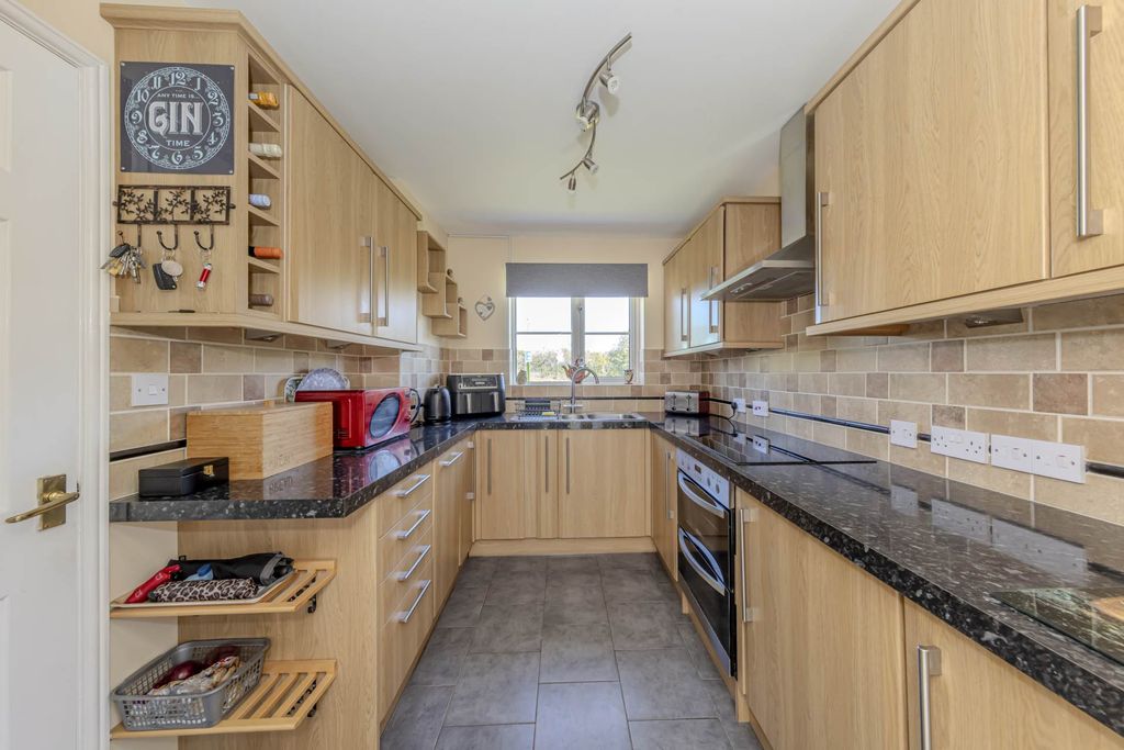 Property photo 3 of 28